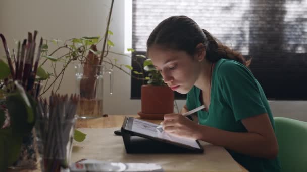 Dibujo de una adolescente usando una tableta y una pluma electrónica — Vídeos de Stock