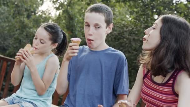 Crianças comendo sorvete juntos, curtindo e rindo — Vídeo de Stock