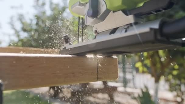 Nahaufnahme einer Stichsäge, die in Zeitlupe durch Holz schneidet — Stockvideo