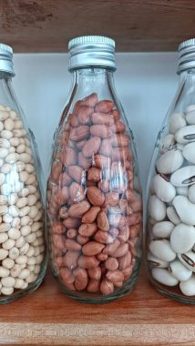 Cam şişelerde saklanmış Fıstık Tohumu Örnekleri Portresi