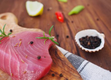 Taze ve çiğ orkinos biftek pul biber ve zeytinyağı ile