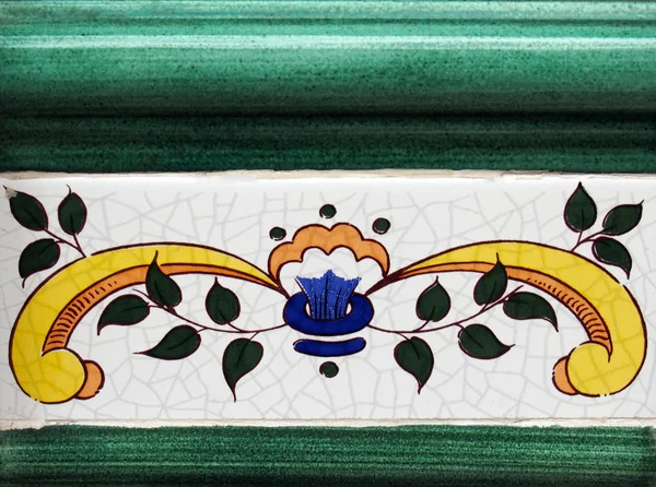 老房子的门面传统瓷砖的细节 装饰瓷砖 巴伦西亚传统瓷砖 花卉装饰品 — 图库照片