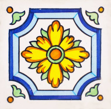 Detay eski evin cephe üzerinden geleneksel çini. Dekoratif karolar. Valensiya geleneksel çini. Çiçek süsleme.