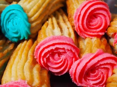 Renkli sır üstleri ile İspanyol geleneksel kızarmış hamur pasta porras