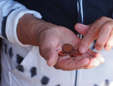 Kadın biraz euro para tutan eller. Emeklilik, yoksulluk, Sosyal problemler ve yaşlılık Tema