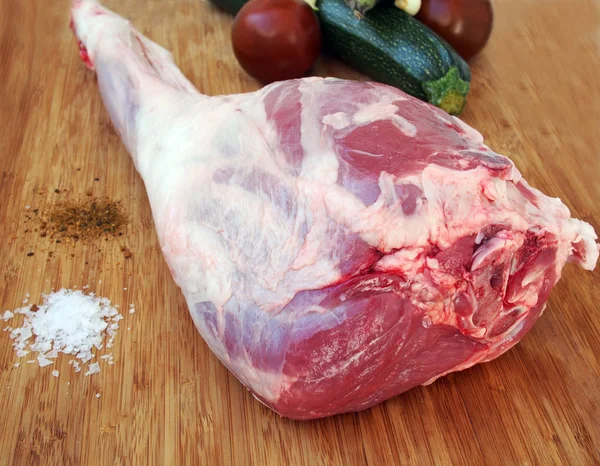 Frisches Und Rohes Fleisch Lammkeule Auf Holz Hintergrund — Stockfoto