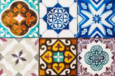 Detay eski evin cephe üzerinden geleneksel çini. Dekoratif karolar. Valensiya geleneksel çini. Çiçek süsleme.