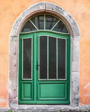 Fransa 'nın Alsace kentindeki eski Bergheim kasabasında eski güzel ahşap kapı.