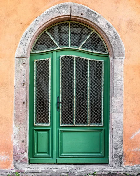 Fransa 'nın Alsace kentindeki eski Bergheim kasabasında eski güzel ahşap kapı.