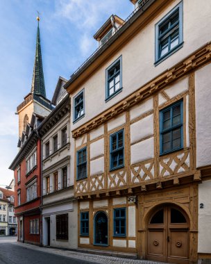 Almanya, Thüringen 'deki Erfurt' un zarif eski çekicisinde güzel bir şehir manzarası.