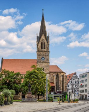 Almanya, Thüringen 'deki Erfurt' un zarif eski çekicisinde güzel bir şehir manzarası.