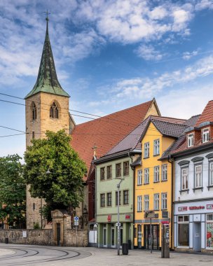 Almanya, Thüringen 'deki Erfurt' un zarif eski çekicisinde güzel bir şehir manzarası.