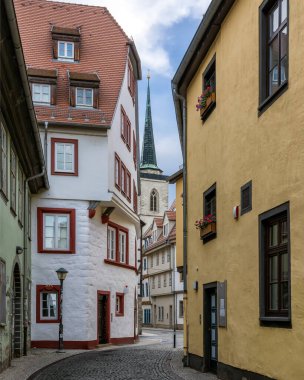 Almanya, Thüringen 'deki Erfurt' un zarif eski çekicisinde güzel bir şehir manzarası.