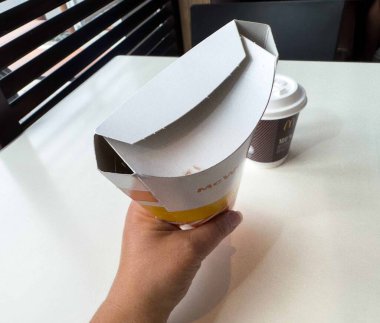 McDonald 'ın dondurma külahını elinde tutan kişi..