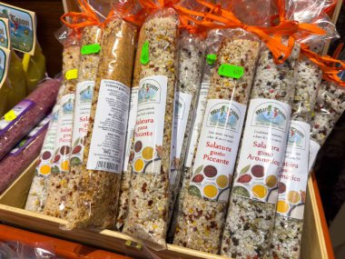 Piyasada çeşitli İtalyan baharatlı salam seçimi.