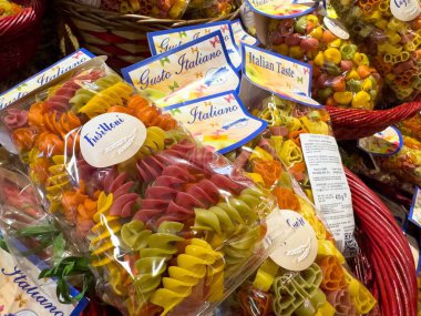 Piyasa ortamında renkli İtalyan makarnası çeşitliliği.