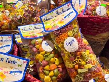 Market vitrininde paketlenmiş poşetlerde renkli İtalyan makarnası..
