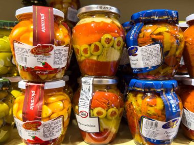 Kavanozlarda İtalyan turşusu rengarenk sebzeler..