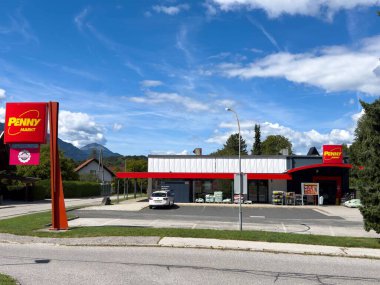 Park yeri ve mavi gökyüzünün altındaki dağ manzaralı bir dükkan..