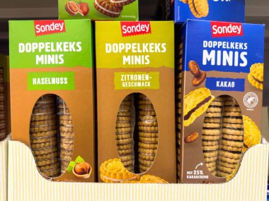 Fındık, limon ve kakao aromalı çeşitli doppelkekler sergileniyor..