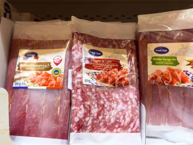 Fransız usulü pişirilmiş etler süpermarkette sergileniyor..