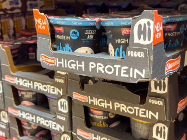 Rafta yüksek proteinli yoğurt ürünleri var..