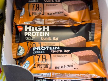 Kutuda gösterilen yüksek protein çikolatalı kuark çubukları.