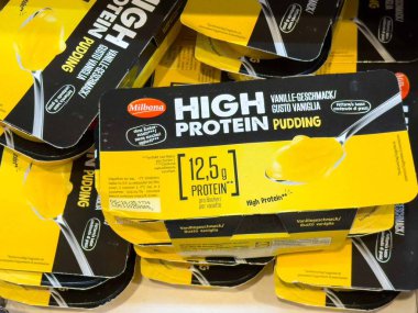 Vanilya aromalı yüksek protein puding paketleri.