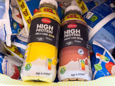 Milbona yüksek protein xxxl vanilya ve çikolata aromalı içecekler mağazada.