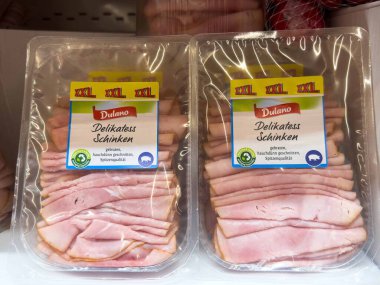 Süpermarketin soğutmalı bölümünde dilimlenmiş jambon dulano markası..