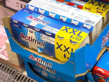 Aktimel klasik yoğurt içeceği süpermarkette sergileniyor.