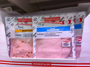 Süre aşımına uğramış sosisli sandviçler paketleme ekranında son kullanma tarihleriyle birlikte.