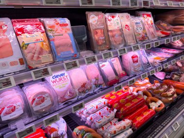 Süpermarketin soğutmalı bölümünde çeşitli paketlenmiş etler sergileniyor.