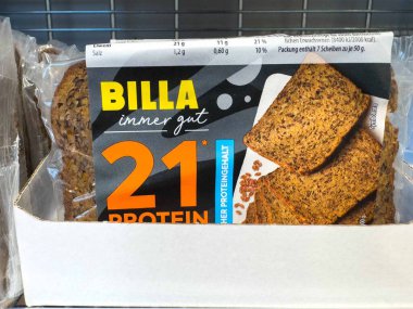 Markette besin bilgileriyle birlikte çok tahıllı protein ambalajı.