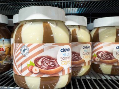 Fındık ve kakao raflara serpilmiş..