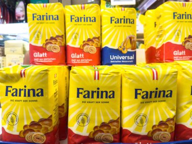 Rafta sergilenen farina un torbalarının çeşitliliği.