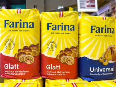 Market vitrininde farina glatt ve evrensel un renkli paketleme.