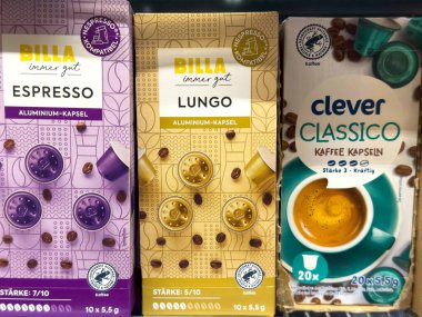 Kahve kapsülü paketleri ve espresso lungo klasiği süpermarkette sergileniyor.