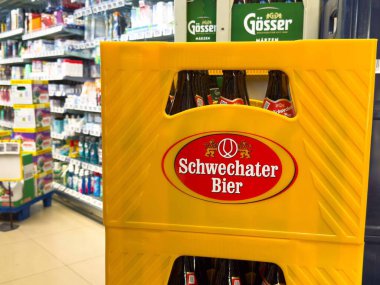 Schwechaer bira sandığı, çeşitli bira seçimi ve bakkal ürünleri içeren mağaza koridorunda..