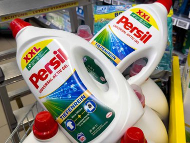Dükkandaki büyük deterjan şişelerinde ikili temizlik var..