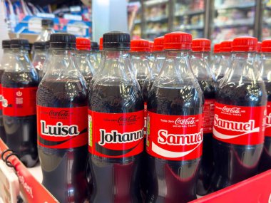 Kişisel Coca-Cola şişeleri vitrinde.