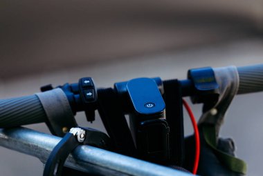 Kontrol düğmeleri ve dijital ekran ile elektrikli scooter gidonunu kapat.