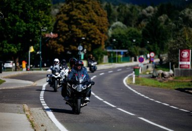 Faaker See, Avusturya - 01 Eylül 2025: Motosikletçiler Avrupa Bisiklet Haftası boyunca dolambaçlı yollarda dolaşarak Harley-Treffen 'in özünü ve motosiklet sürmenin keyfini yakaladılar