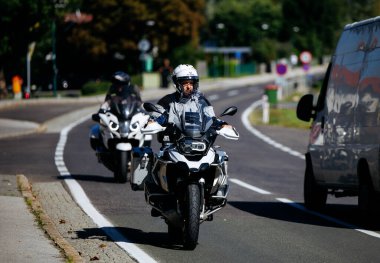 Faaker See, Avusturya - 01 Eylül 2025: Motosiklet memuru Avrupa Bisiklet Haftası boyunca yolda devriye geziyor, Harley-Treffen 'in hayat dolu ruhunu yakalıyor