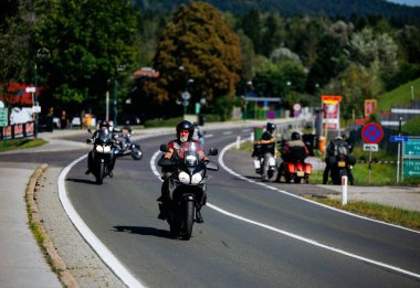 Faaker See, Avusturya - 01 Eylül 2025: Motosikletçiler Avrupa Bisiklet Haftası boyunca açık yolda özgürlük ve macera ruhunu yakalayan manzaralı bir yolculuğun tadını çıkarıyorlar