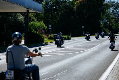 Faaker See, Avusturya - 01 Eylül 2025: Güneşli bir yolda gezen bir grup motorcu, Avrupa Bisiklet Haftası ve Harley-Treffen buluşmasının ruhunu yakalıyor
