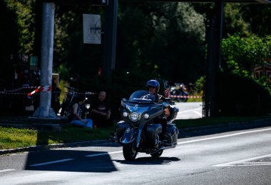 Faaker See, Avusturya - 01 Eylül 2025: Avrupa Bisiklet Haftası 'nda Harley-Davidson motosikletli erkek motosikletçi, Harley-Treffen buluşmasının coşkulu ruhunu yakalıyor
