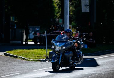 Faaker See, Avusturya - 01 Eylül 2025: Harley-Davidson koruyucu giysili sürücüsü Avrupa Bisiklet Haftası boyunca sürüp, Harley-Treffen etkinliğinin ruhunu yakalıyor