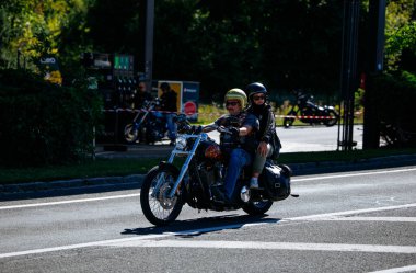 Faaker See, Avusturya - 01 Eylül 2025: İki motosiklet meraklısı Avrupa Bisiklet Haftası boyunca Harley-Davidson 'a binerek canlı atmosferi yakaladılar