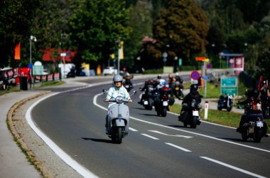 Faaker See, Avusturya - 01 Eylül 2025: Avrupa Bisiklet Haftası boyunca motosiklet meraklıları, yemyeşil ve canlı ambiyansla çevrili virajlı yolda seyahat ediyorlar